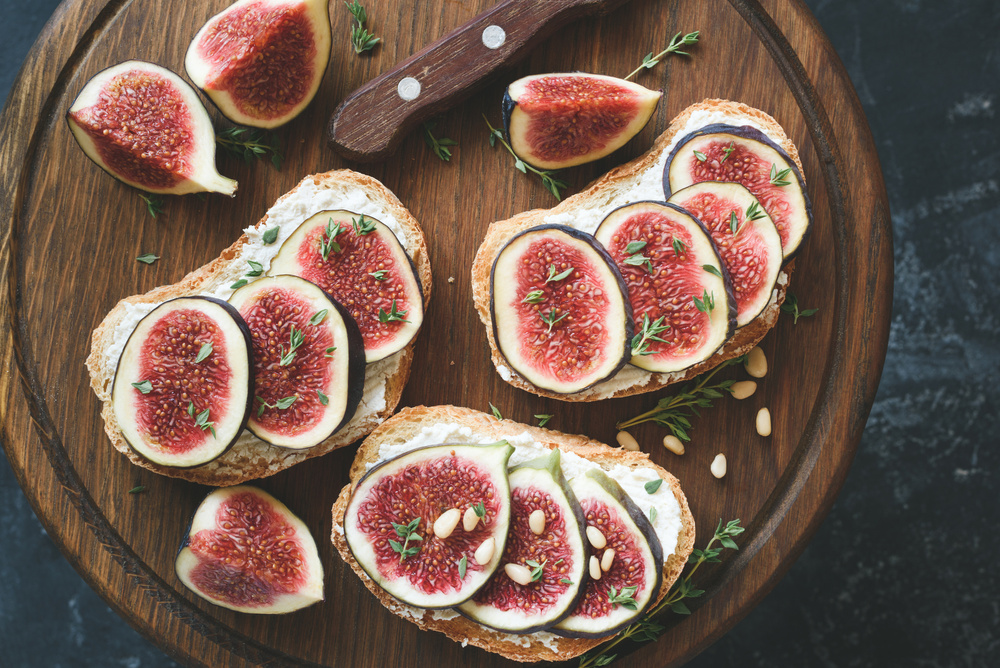 Fig and goat cheese toasts